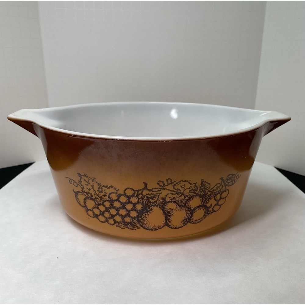 Vintage 1974 Pyrex 475-B Round 2.5 qt Casserole Dish "Old Orchard Fruit Harvest"